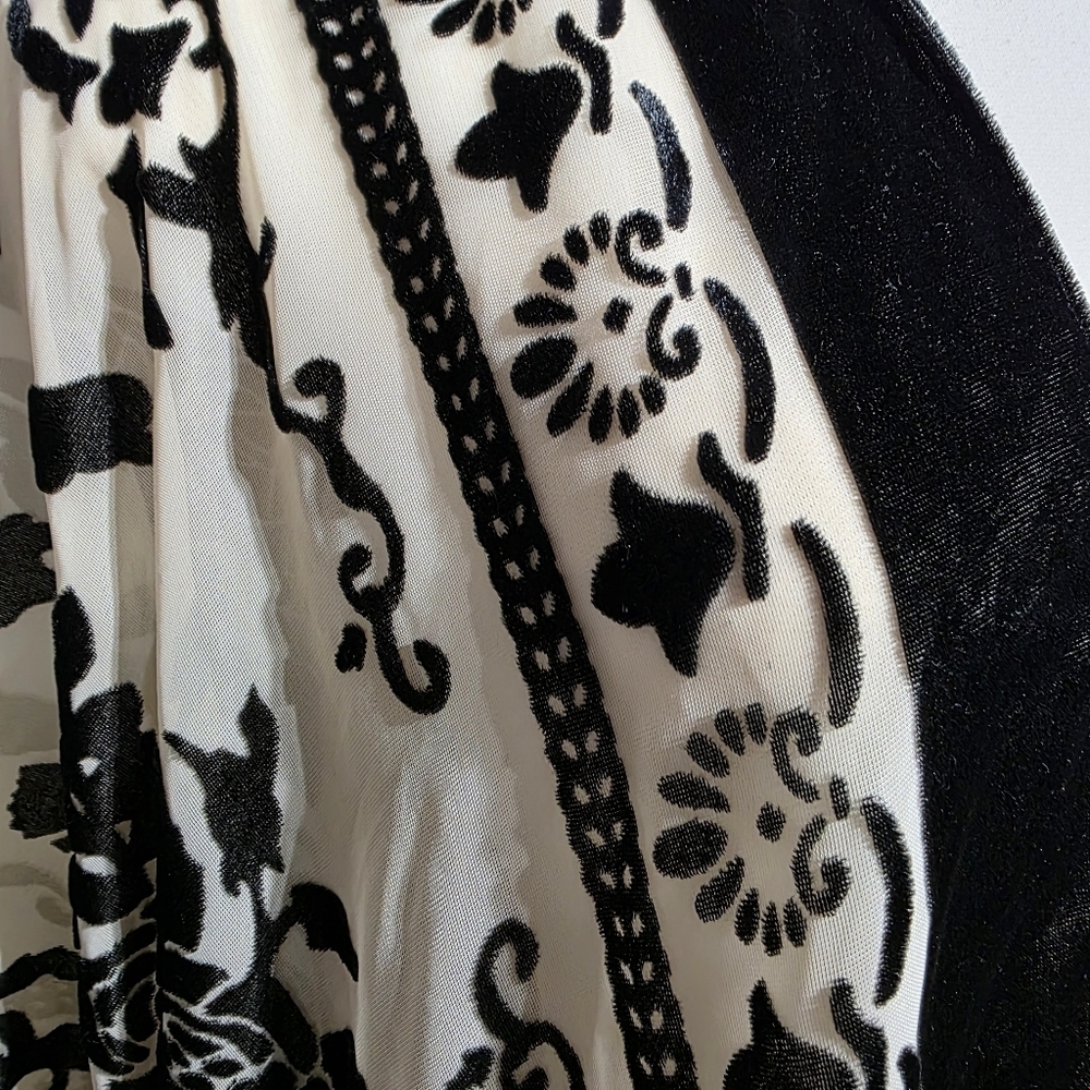 EUC BOUTIQUE IVORY & BLACK VELVET TAPESTRY TASSEL KIMONO SZ OS - Picture 8 of 15